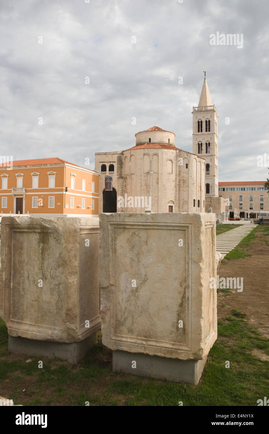 L'Europa, Croazia, Zadar, Chiesa di San Donato (IX secolo) con il campanile della cattedrale a posteriori e Foro Romano (I secolo A.C. Foto Stock