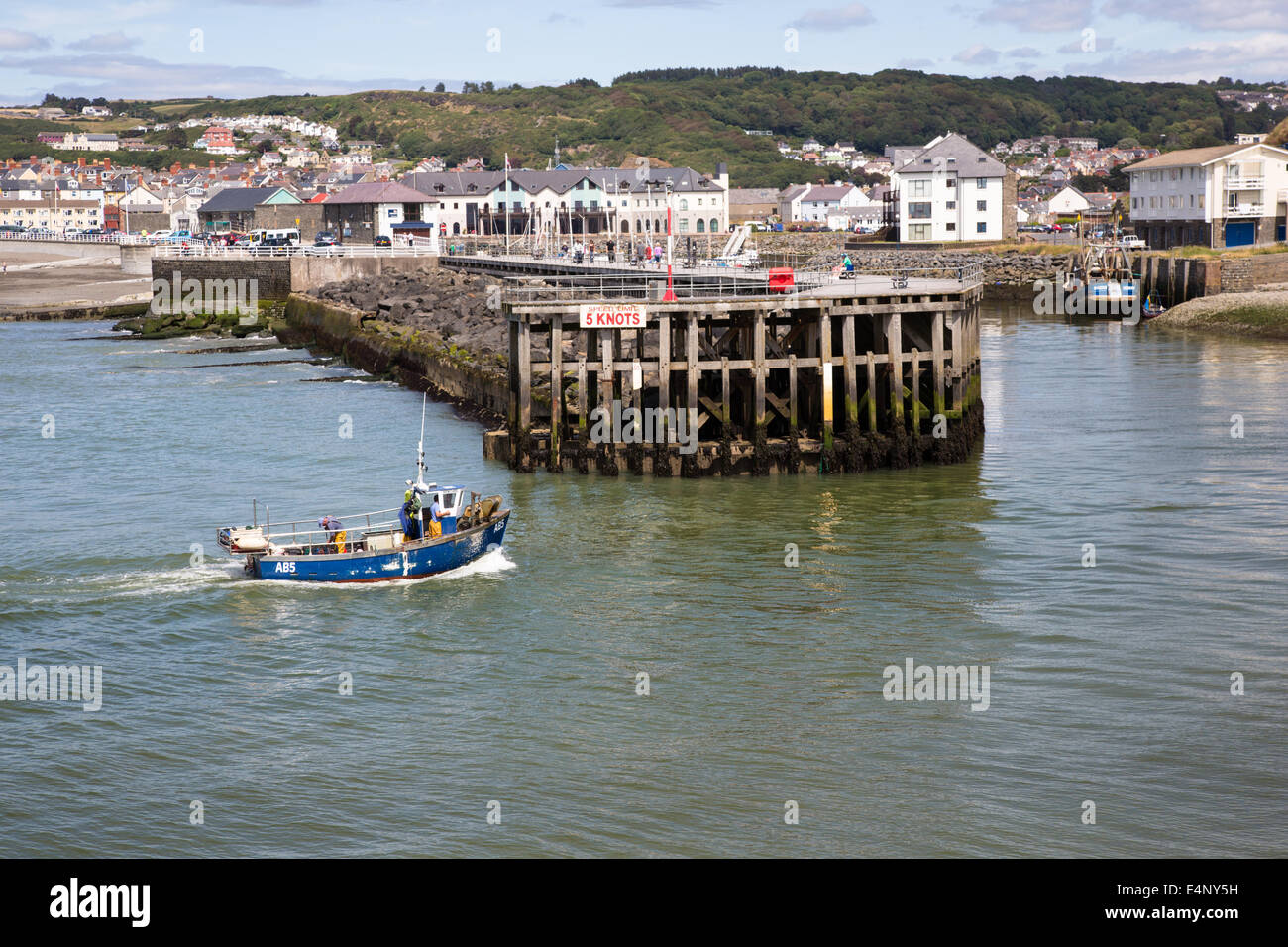 Piccola barca da pesca tornando al porto a Aberystwyth Foto Stock