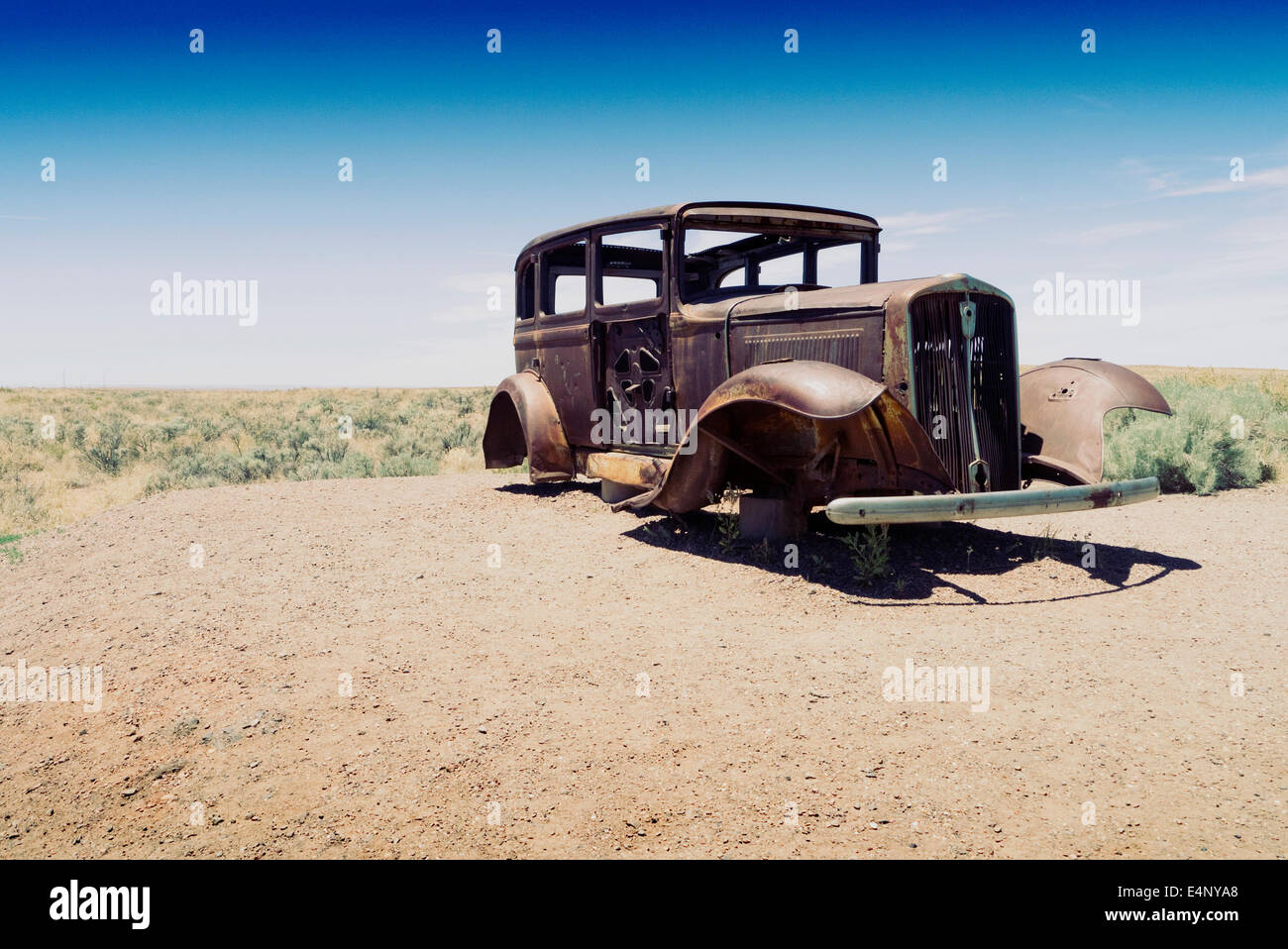 Route 66. Vecchia auto in corrispondenza della posizione dell'autostrada nel Parco Nazionale della Foresta Pietrificata in Arizona Foto Stock