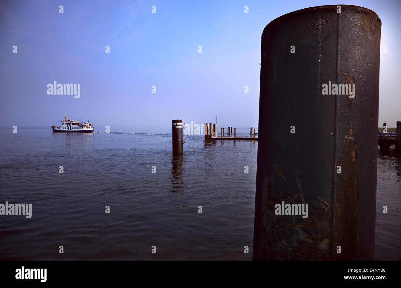 Escursione di foglie in barca dal molo del Hallig Hooge Ausflugsschiff legt vom Anleger ab, Hallig Hooge Foto Stock