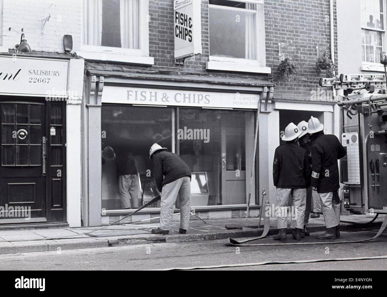 Wiltshire Vigili del Fuoco scompare dopo che un incendio in un pesce e Chip shop in Castle Street Salisbury nel 1985. Nessuno è stato ferito. Foto Stock