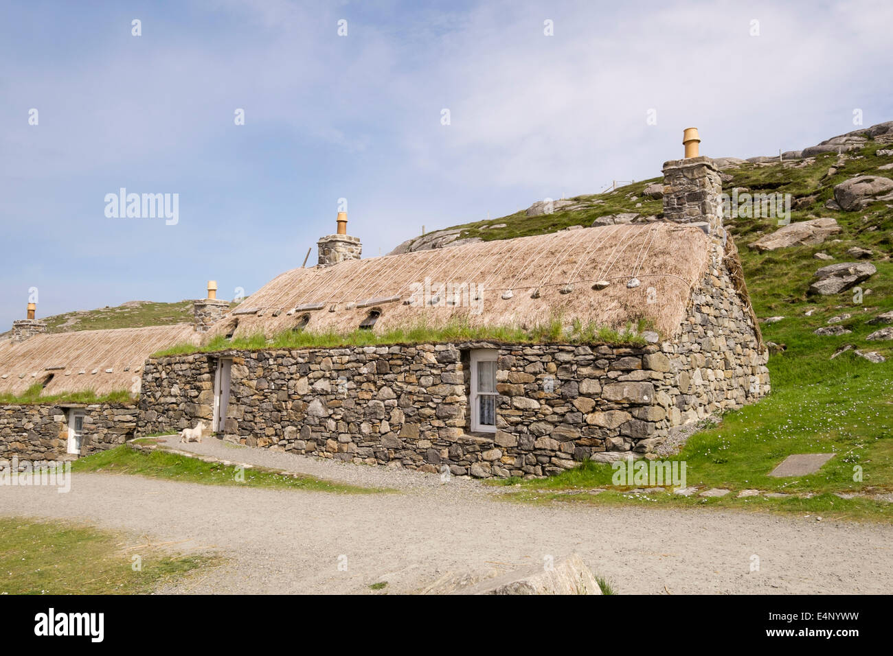 Crofts restaurata come un ostello a Na Gearrannan Blackhouse Village Garenin isola di Lewis Ebridi Esterne Western Isles della Scozia UK Foto Stock