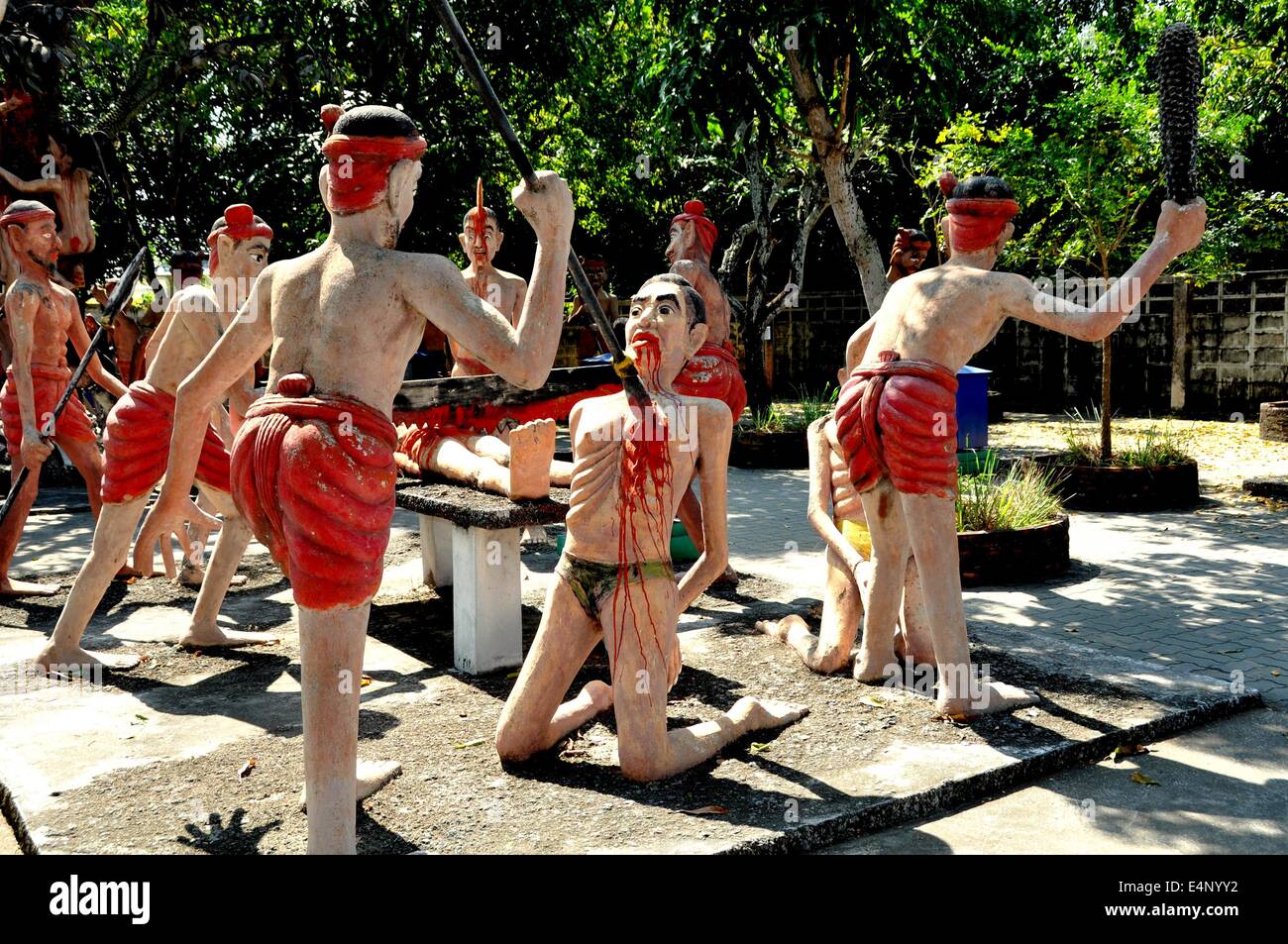 Bang Saen, Thailandia: grottesche figure scolpite nel giardino dell'inferno al Wat Saen Suk Foto Stock