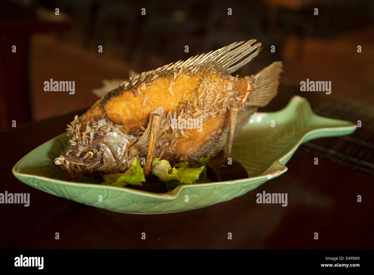 Fried a orecchio di elefante Pesce è famosa cucina locale del Delta del Mekong. Foto Stock