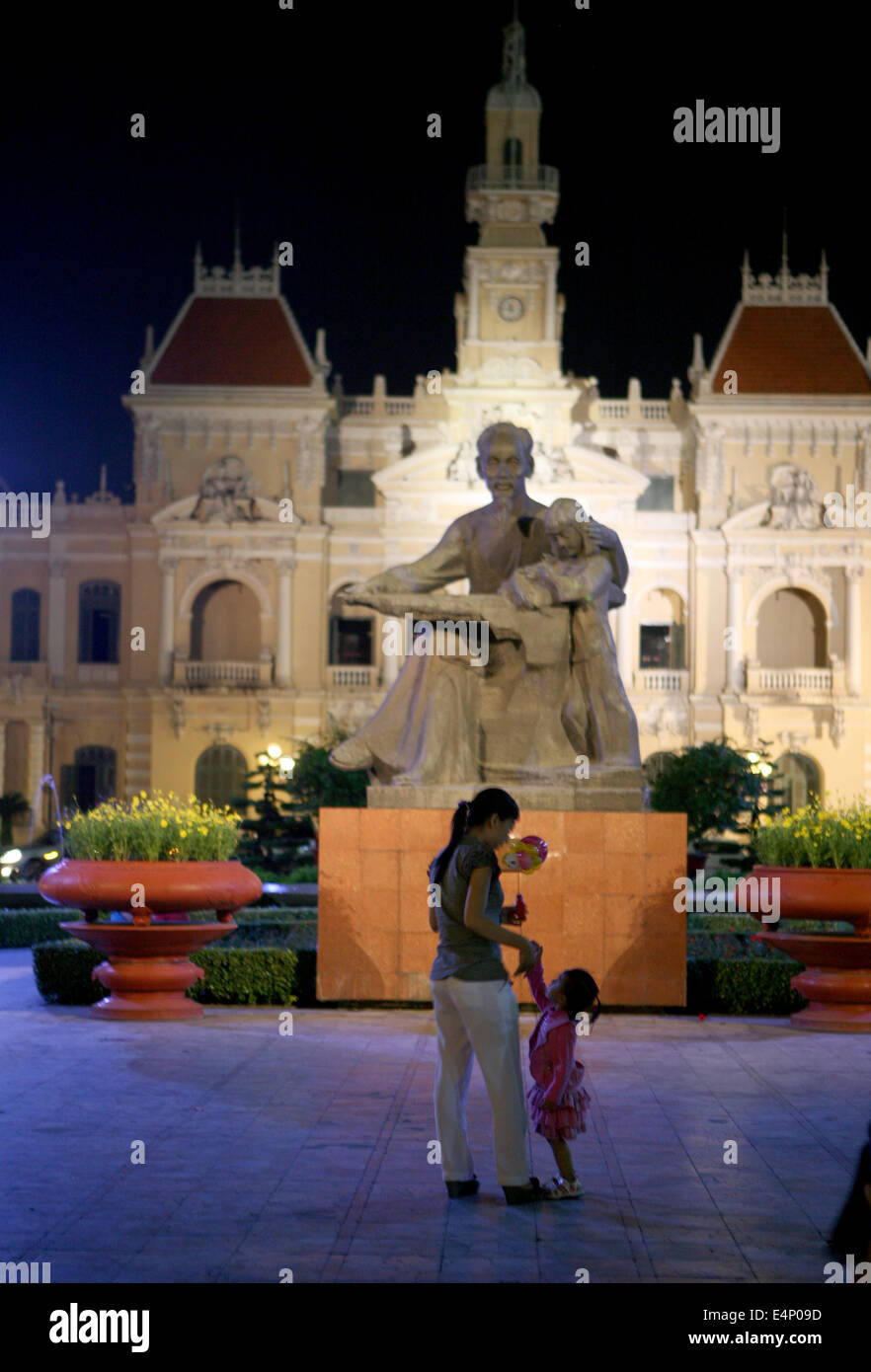 Ufficialmente conosciuta come la città di Ho Chi Minh persone Comitato dell edificio, il Saigon Town Hall. Costruita dai francesi nel 1908 fu f Foto Stock