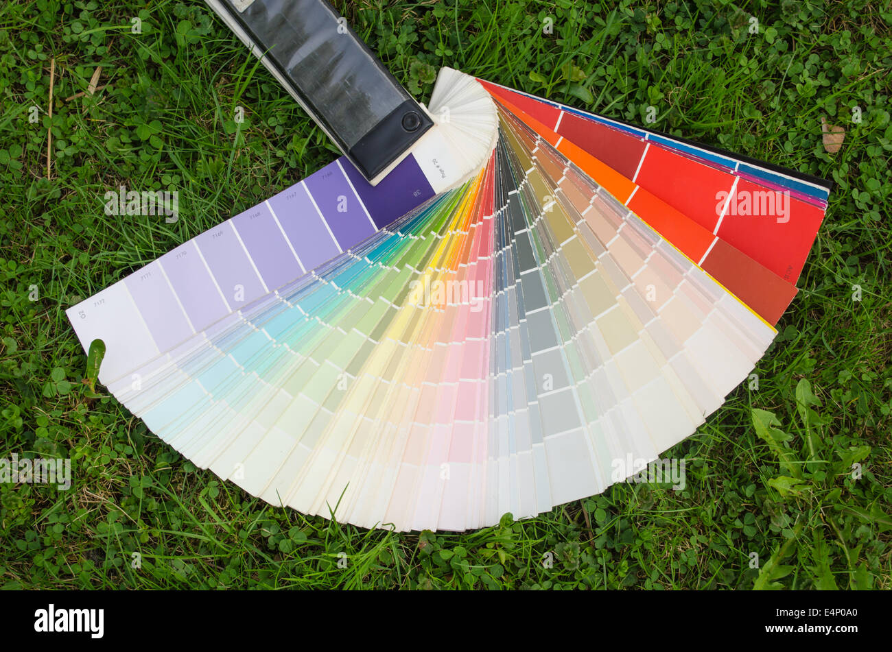 Rainbow tavolozza colori guida sul prato all'aperto Foto Stock