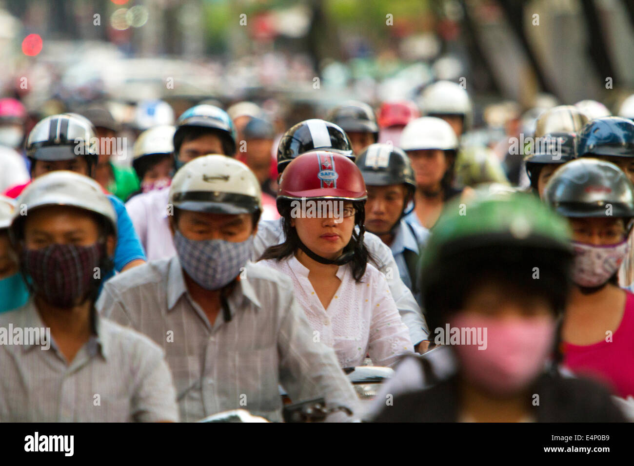 Migliaia di motocicli affollano le strade di Ho Chi Minh City conosciuto anche come Saigon, la più grande città del Vietnam. Pollici di distanza, Foto Stock