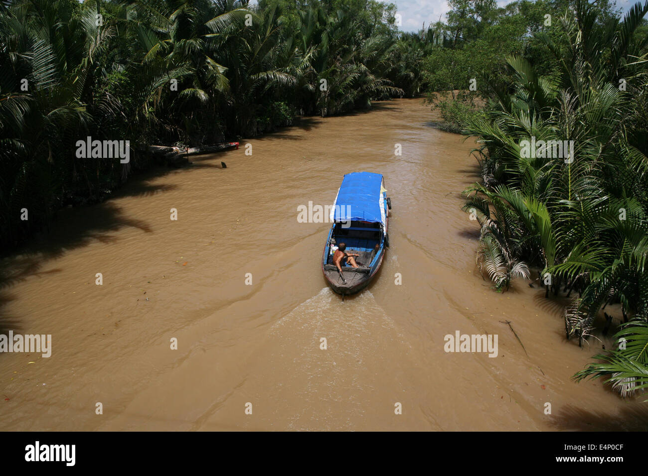 Barche tradizionali il trasporto di merci sul fiume Mekong e canali vicino a ben tre. Foto Stock