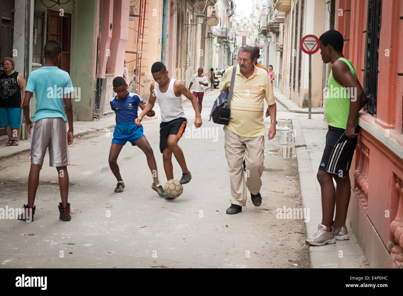 Ragazzi giocare con il pallone da calcio in street, Havana, Cuba Foto Stock