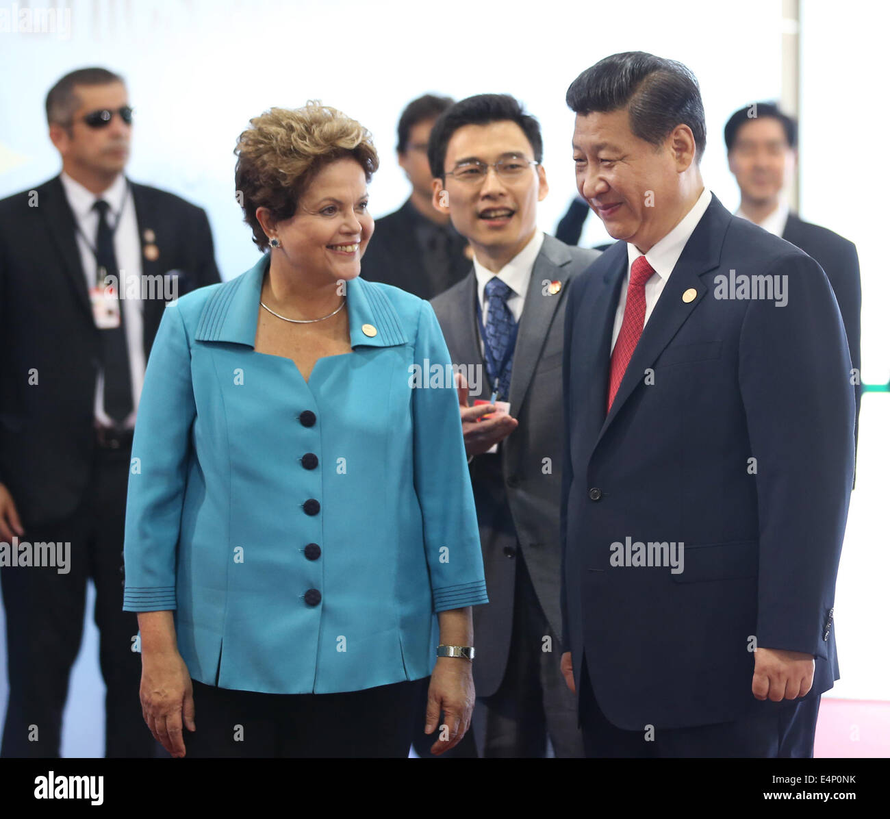 Fortaleza Brasile. Il 15 luglio 2014. Il presidente cinese Xi Jinping (R) è accolto dal presidente brasiliano Dilma Rousseff durante il sesto vertice BRICS a Fortaleza Brasile, 15 luglio, 2014. Credit: Lan Hongguang/Xinhua/Alamy Live News Foto Stock