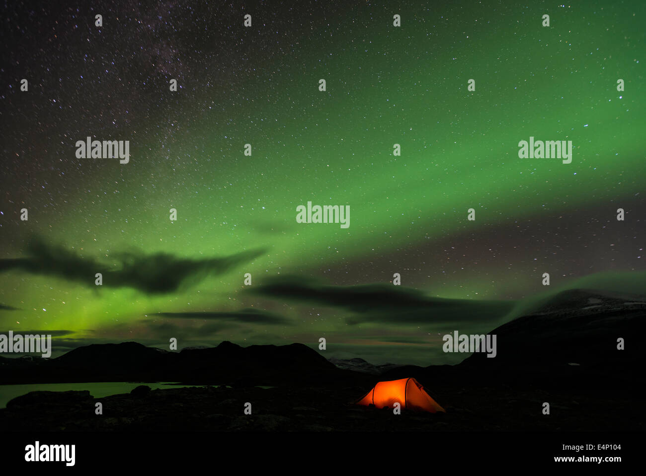 Zelt mit Nordlicht (l'Aurora boreale, Kebnekaisefjaell, Norrbotten, Lappland, Schweden, Foto Stock