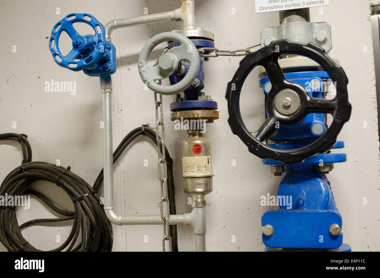Pipeline gestisce enormi tocca nella produzione industriale di trattamento delle acque reflue in fabbrica. Foto Stock