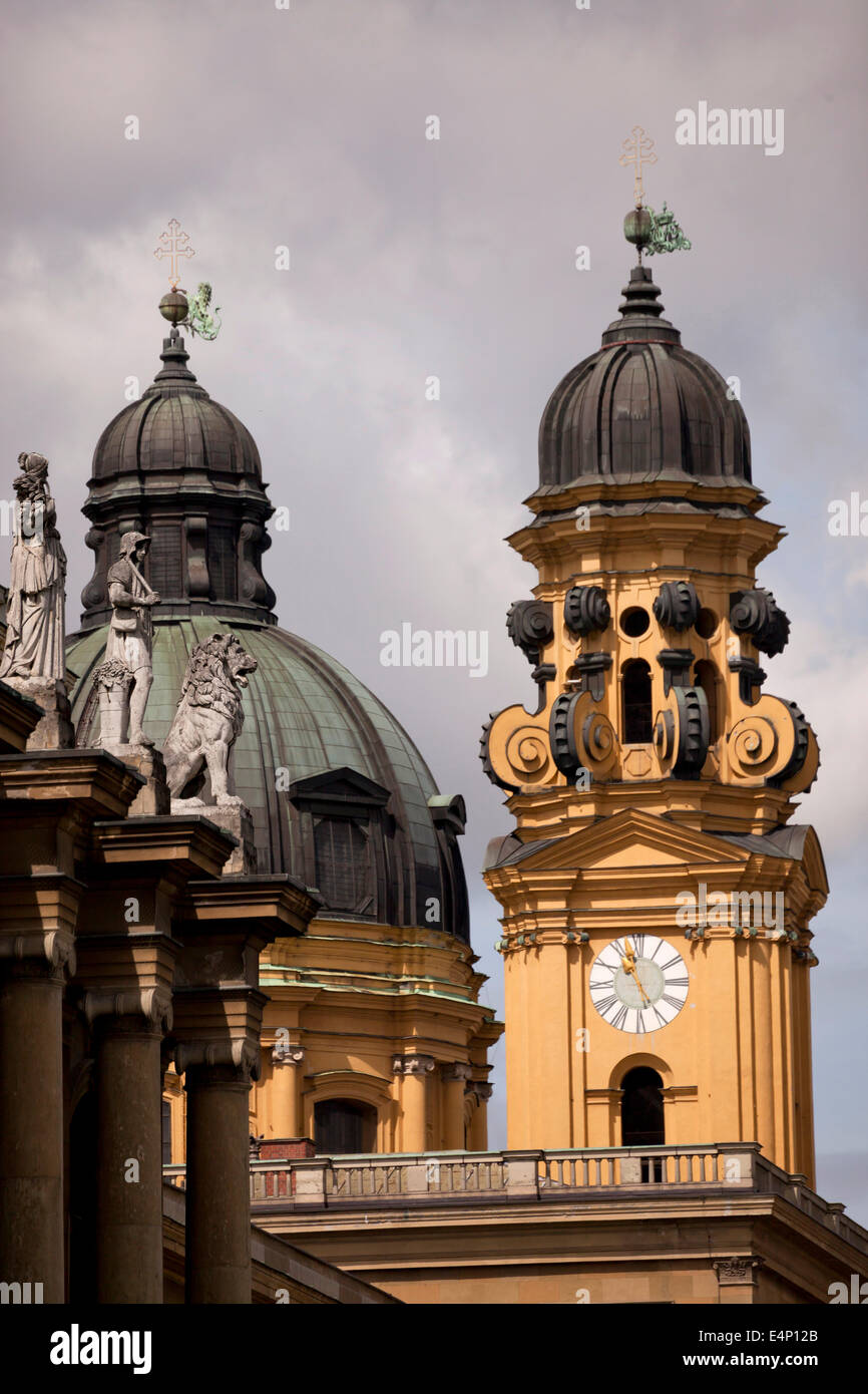Statue della residenza e le torri dei Teatini chiesa di San Gaetano, Monaco di Baviera, Germania Foto Stock