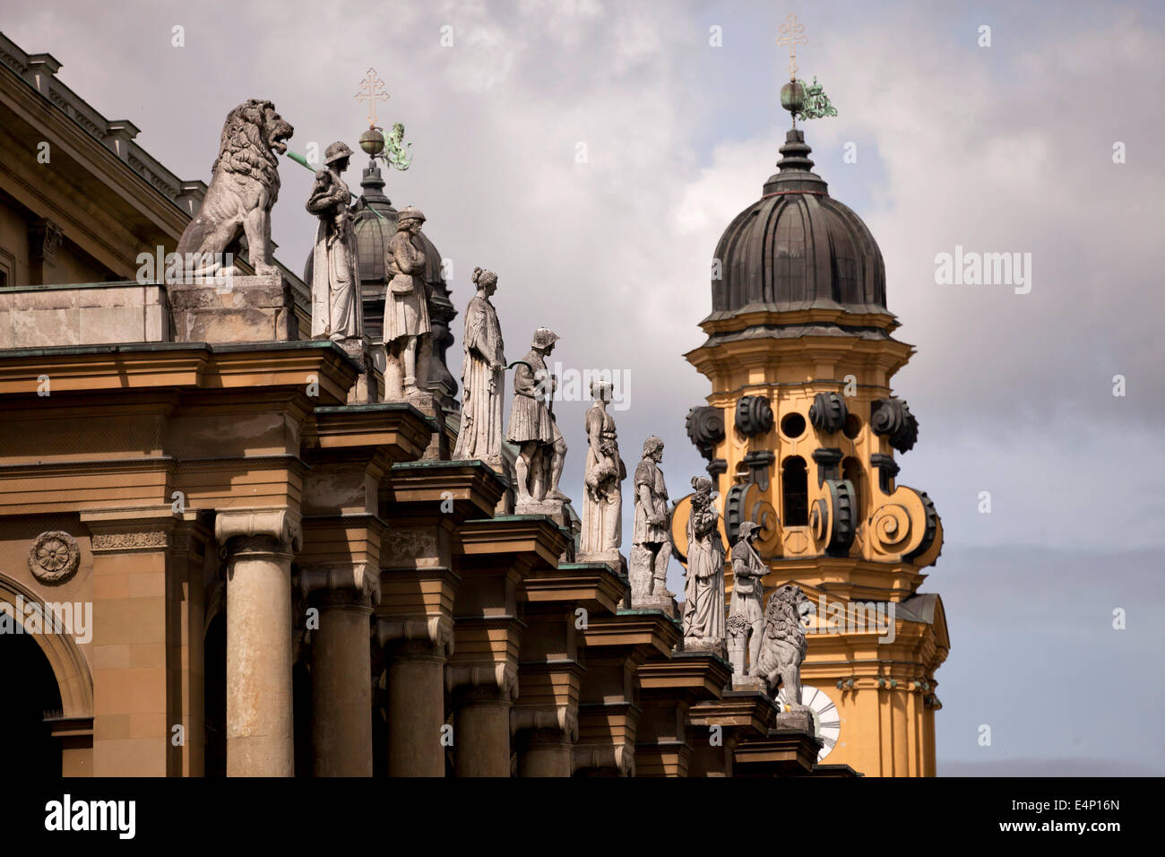 Statue della residenza e le torri dei Teatini chiesa di San Gaetano, Monaco di Baviera, Germania Foto Stock