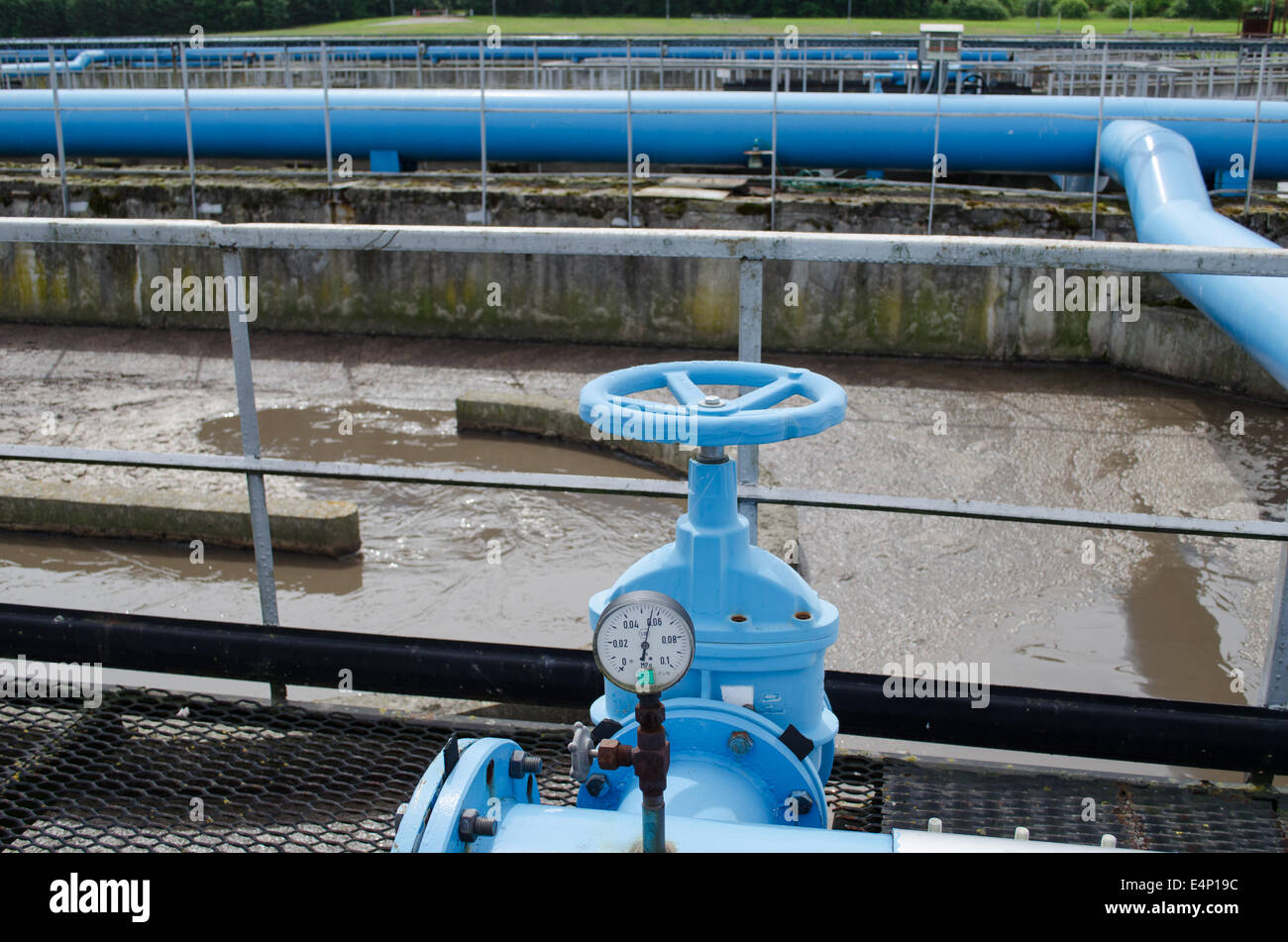 Blue gate valvola rubinetto per insufflazione di ossigeno in acqua di scarico e le tubazioni in impianti di trattamento ed il liquido sporco bolla. Foto Stock