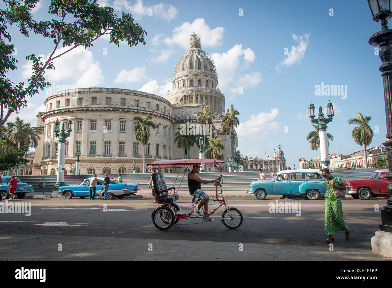National Capitol Building con risciò bicicletta in primo piano, dal Capitolio, Havana, Cuba Foto Stock