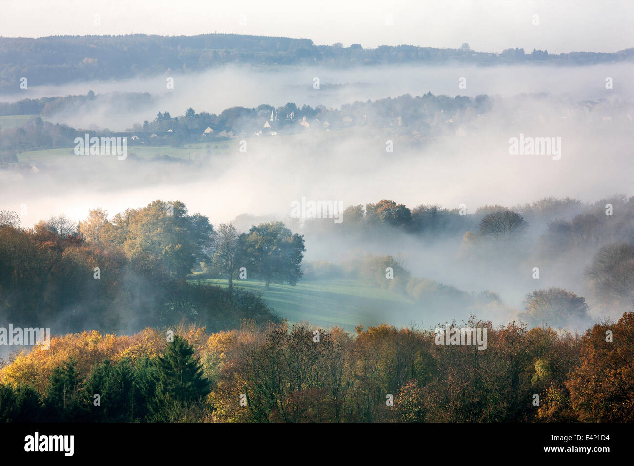 Vista sui campi e il villaggio Sougné-Remouchamps nella nebbia, Aywaille, Liegi, Ardenne belghe, Belgio Foto Stock