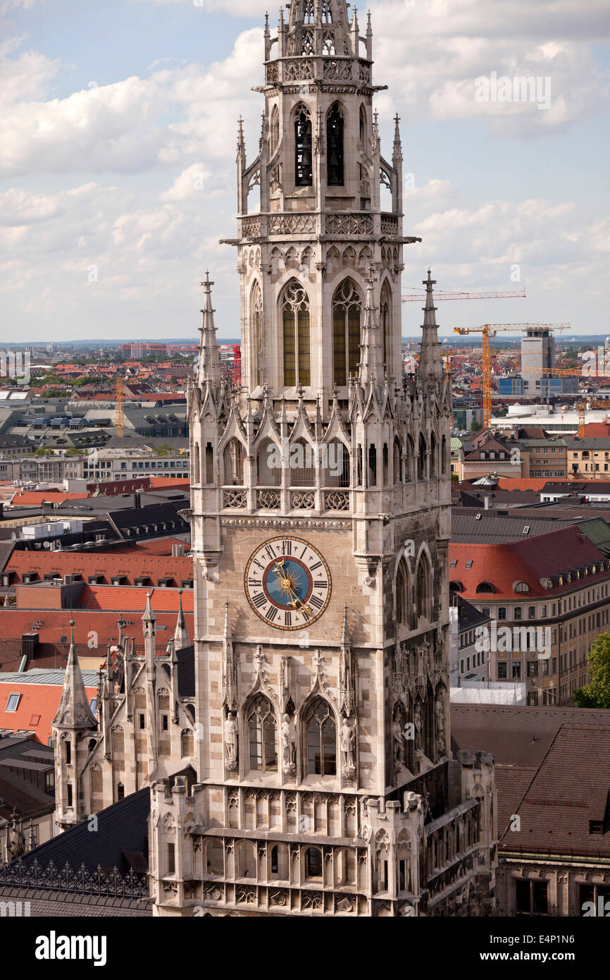 La torre del municipio nuovo sulla piazza centrale Marienplatz a Monaco di Baviera, Germania Foto Stock