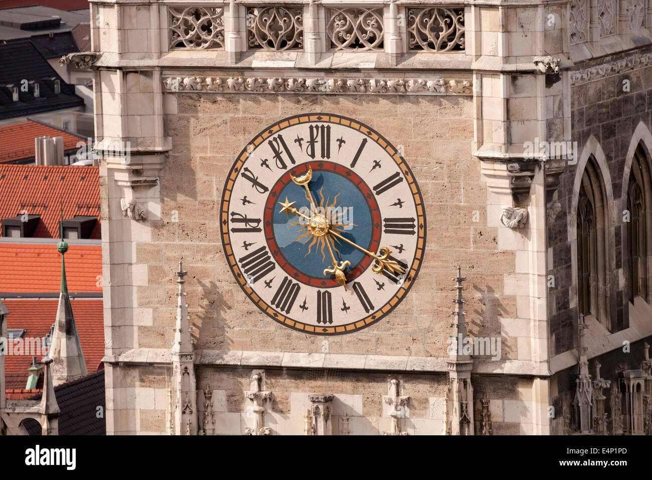 Torre dell'orologio del municipio nuovo sulla piazza centrale Marienplatz a Monaco di Baviera, Germania Foto Stock
