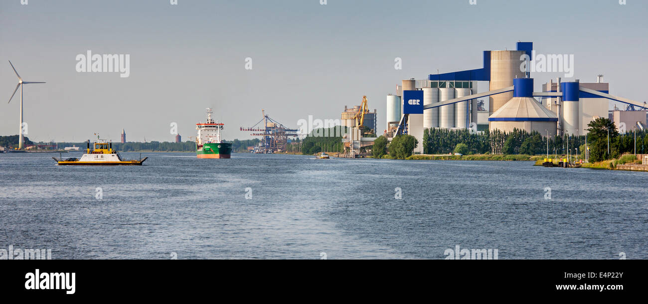 Nave traghetto e CBR, impianto di cemento lungo il canale Gand-Terneuzen a Gand seaport, Fiandre Orientali, Belgio Foto Stock