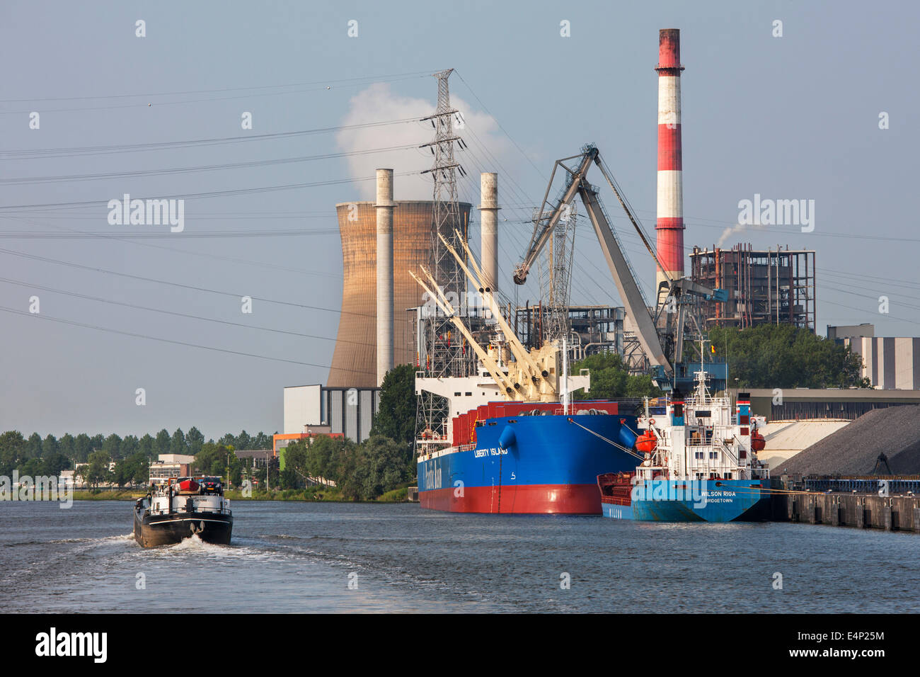 Electrabel power station e il bacino del Pacifico portarinfuse ancorata in mare-investire / Ghent Coal Terminal del Porto di Ghent, Belgio Foto Stock