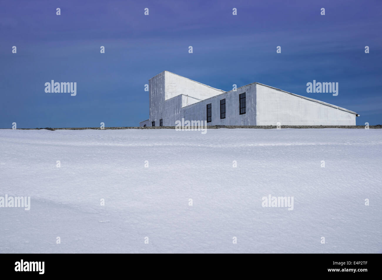 Coperta di neve con tetto di edificio bianco Foto Stock