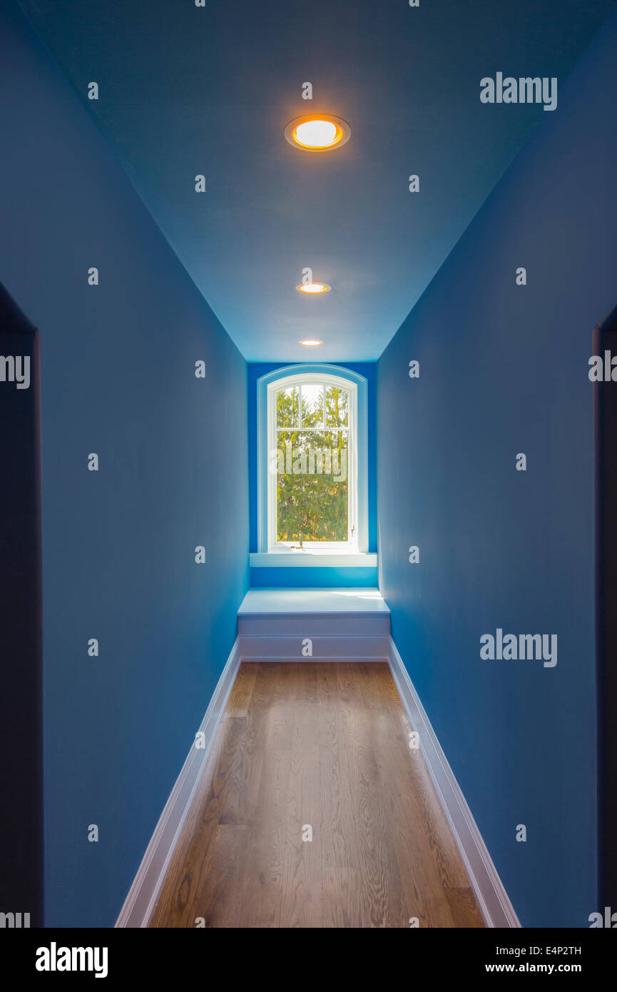 Prospettiva corridoio con finestra Foto stock - Alamy