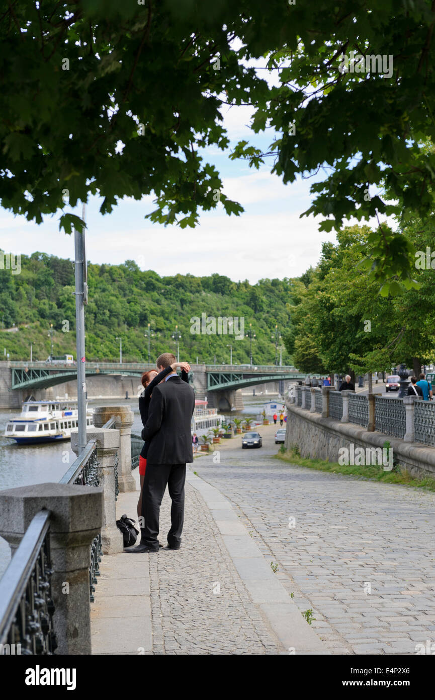 Una giovane coppia amorevole dal fiume, Praga, Repubblica Ceca. Foto Stock