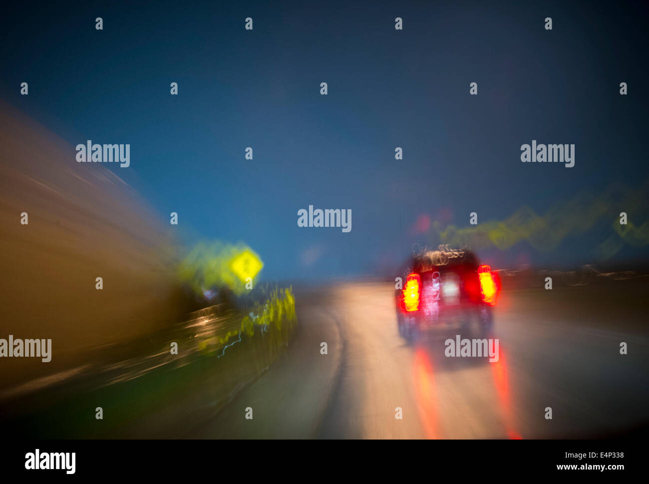 Auto in autostrada di notte durante la tempesta di pioggia, STATI UNITI D'AMERICA Foto Stock