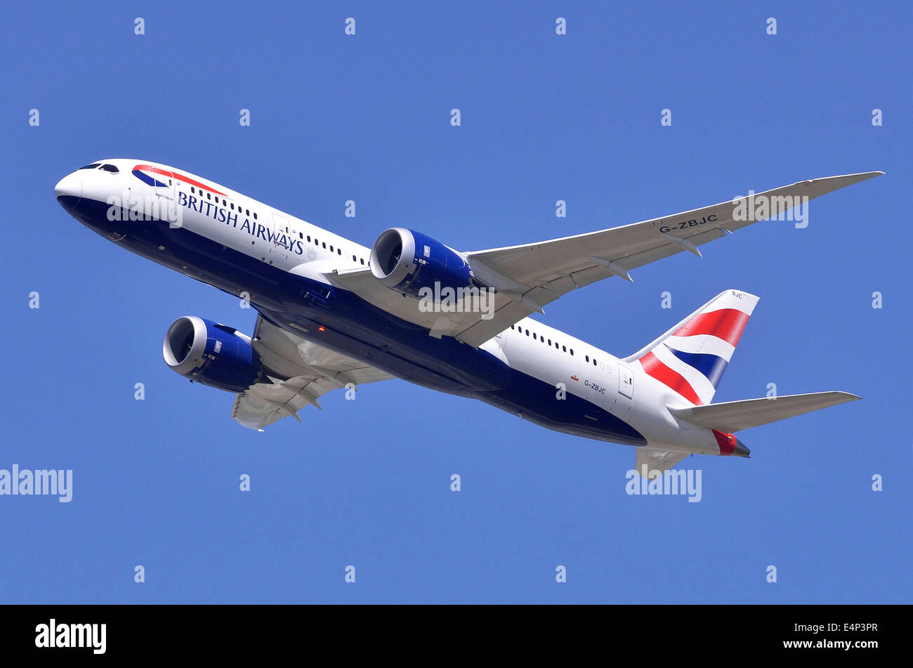 Dreamliner Boeing 787 operati da British Airways arrampicata fuori dopo il decollo dall'Aeroporto di Londra Heathrow Foto Stock