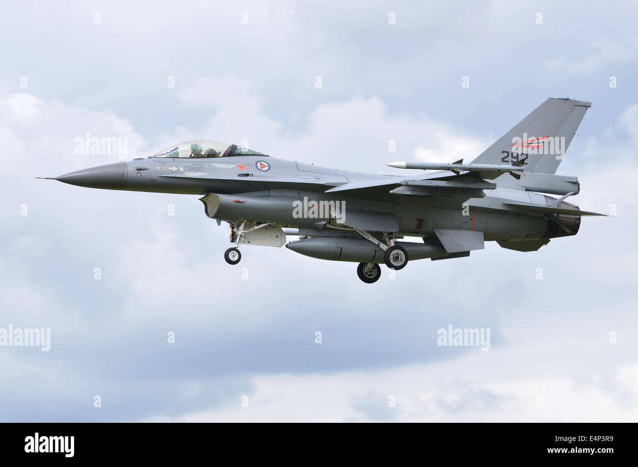 General Dynamics F-16AM Fighting Falcon azionato dal Norwegian Air Force sulla rotta di avvicinamento per l'atterraggio a RAF Fairford Foto Stock