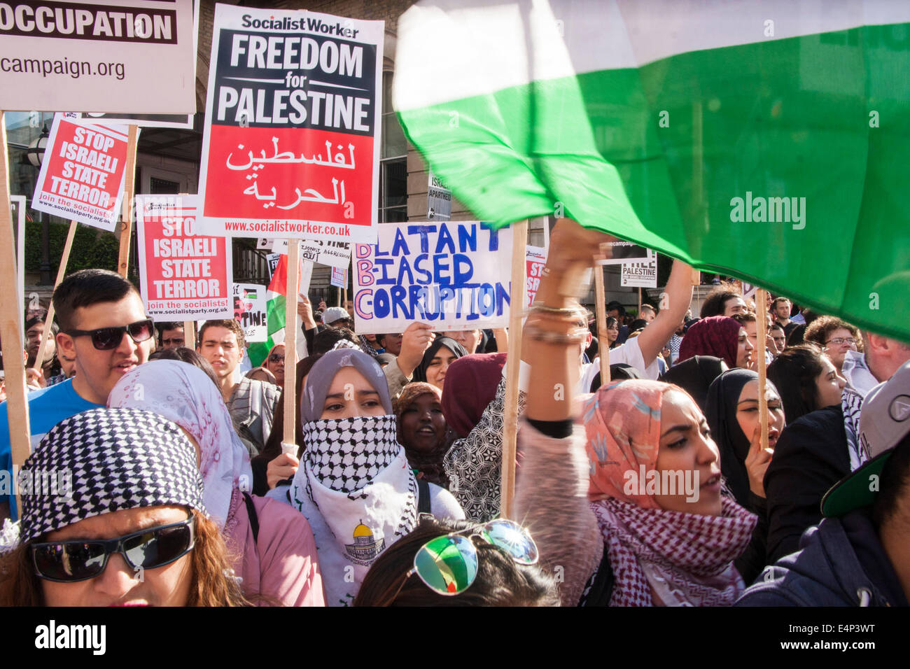 Londra, Regno Unito. Il 15 luglio 2014. I palestinesi e i loro sostenitori dimostrare al di fuori della BBC di sede contro un presunto pro-israeliano in polarizzazione la loro copertura di affari palestinesi. Credito: Paolo Davey/Alamy Live News Foto Stock