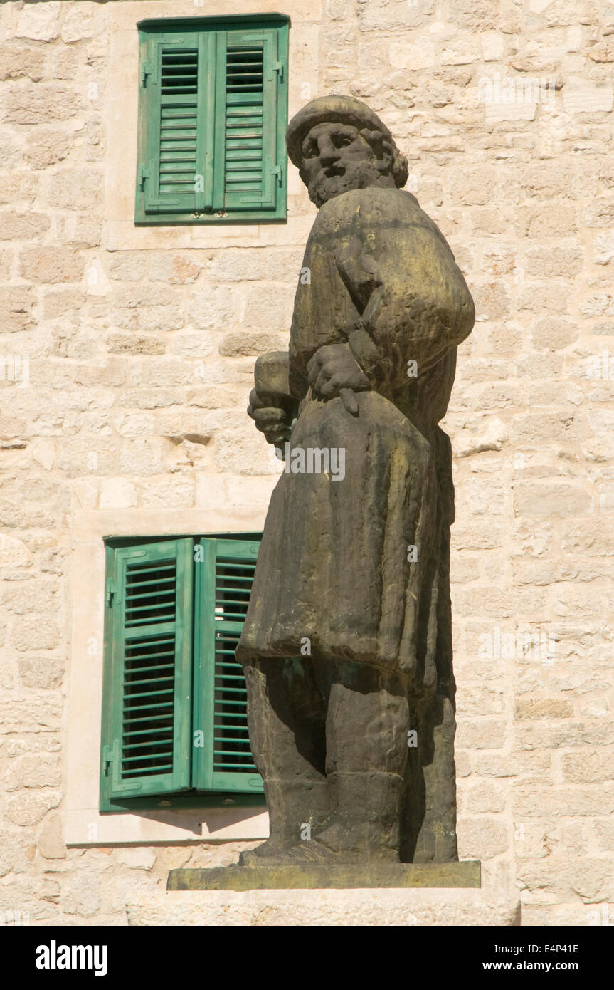 L'Europa, Croazia, Sibenik (Sebenico), la cattedrale cattolica di San Giacomo (1431), la statua di Giorgio da Sebenico (Juraj Dalmatinac 1410) Foto Stock
