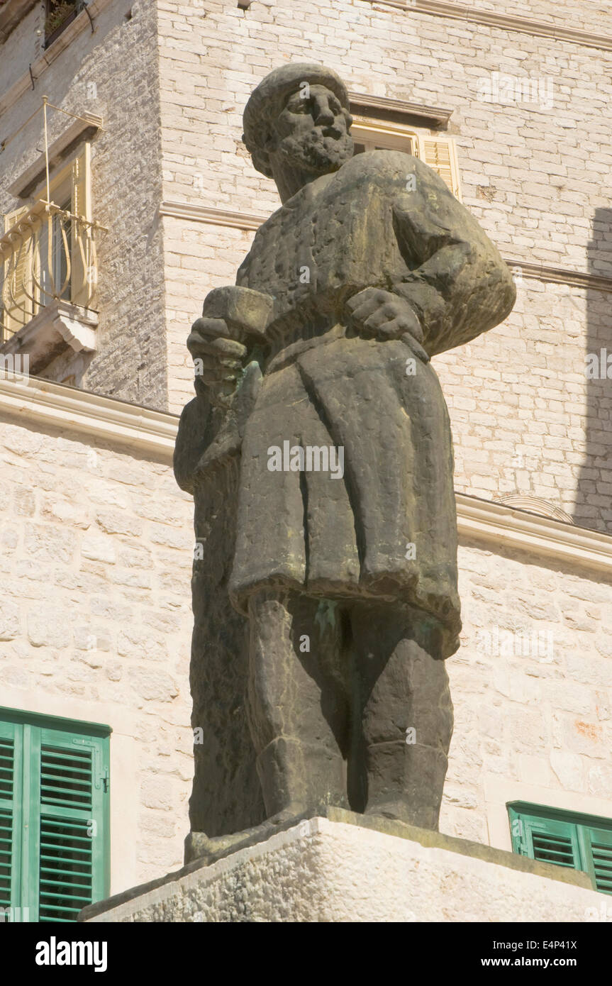 Croazia, Sibenik (Sebenico), la cattedrale cattolica di San Giacomo (1431), la statua di Giorgio da Sebenico Foto Stock