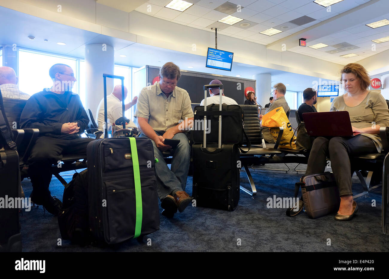 Pssengers in attesa di un volo ad un gate di partenza all'Aeroporto Internazionale di Los Angeles, California, Stati Uniti d'America Foto Stock