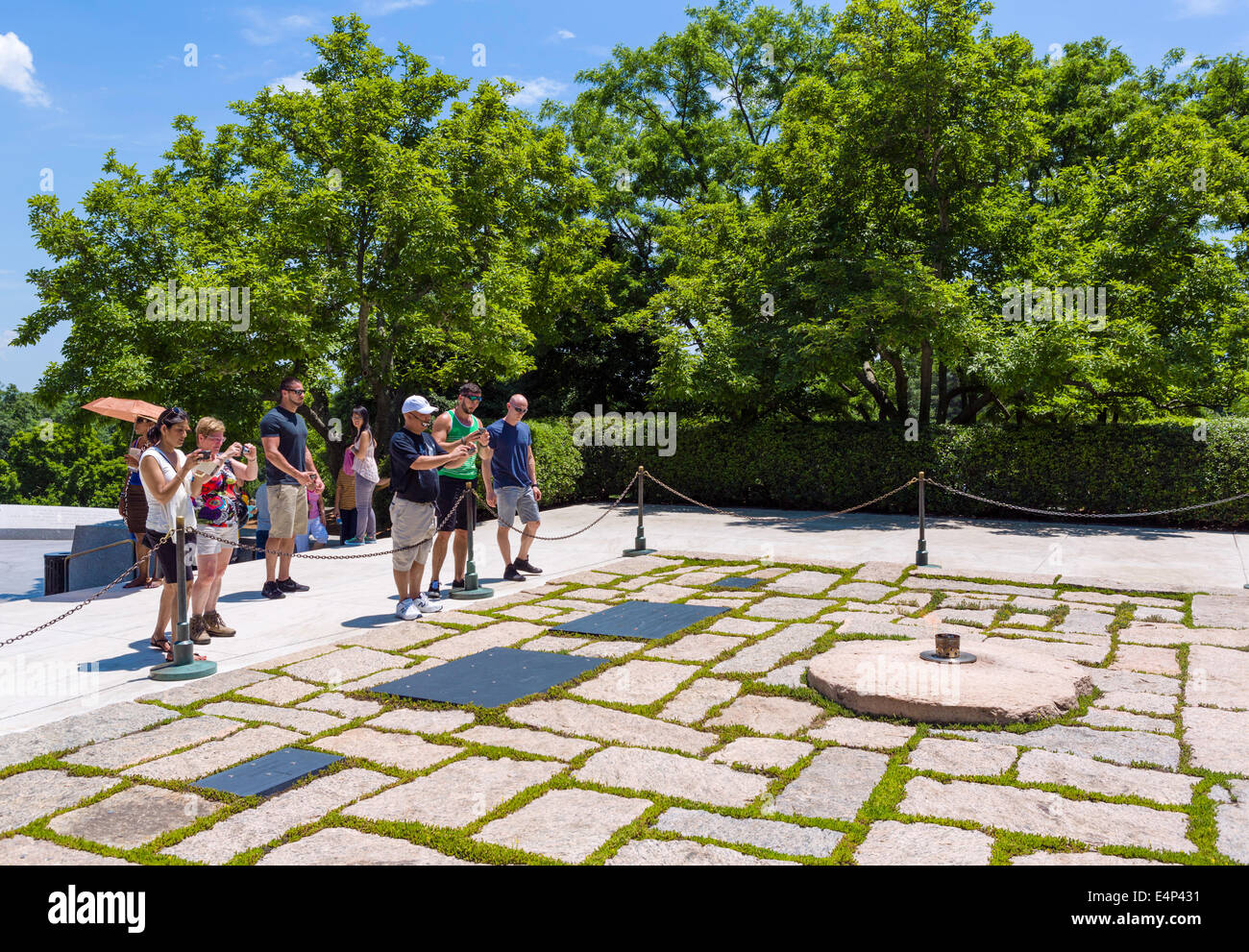 I turisti scattano fotografie di fiamma eterna di John F Kennedy sito grave, il Cimitero Nazionale di Arlington, Arlington, Virginia, Stati Uniti d'America Foto Stock