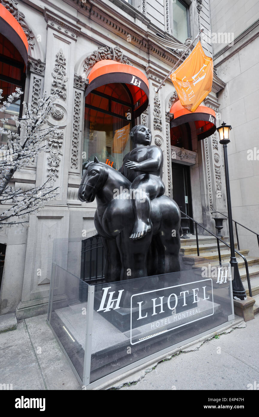 "L'uomo voluttuoso sul cavallo' una scultura in bronzo di Botero, affianca l'ingresso all'hotel Amore, a Montreal, Quebec, Canada. Foto Stock