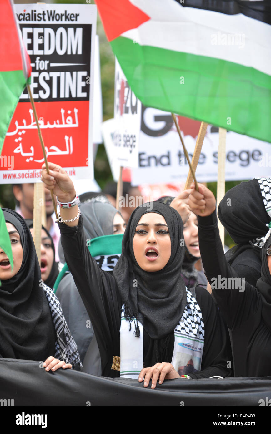 Langham Place, Londra, Regno Unito. Il 15 luglio 2014. Pro sostenitori palestinese stadio a proteste di massa al di fuori della sede della BBC in Langham Place, cantando slogan contro Israele e la BBC stessa. Credito: Matteo Chattle/Alamy Live News Foto Stock