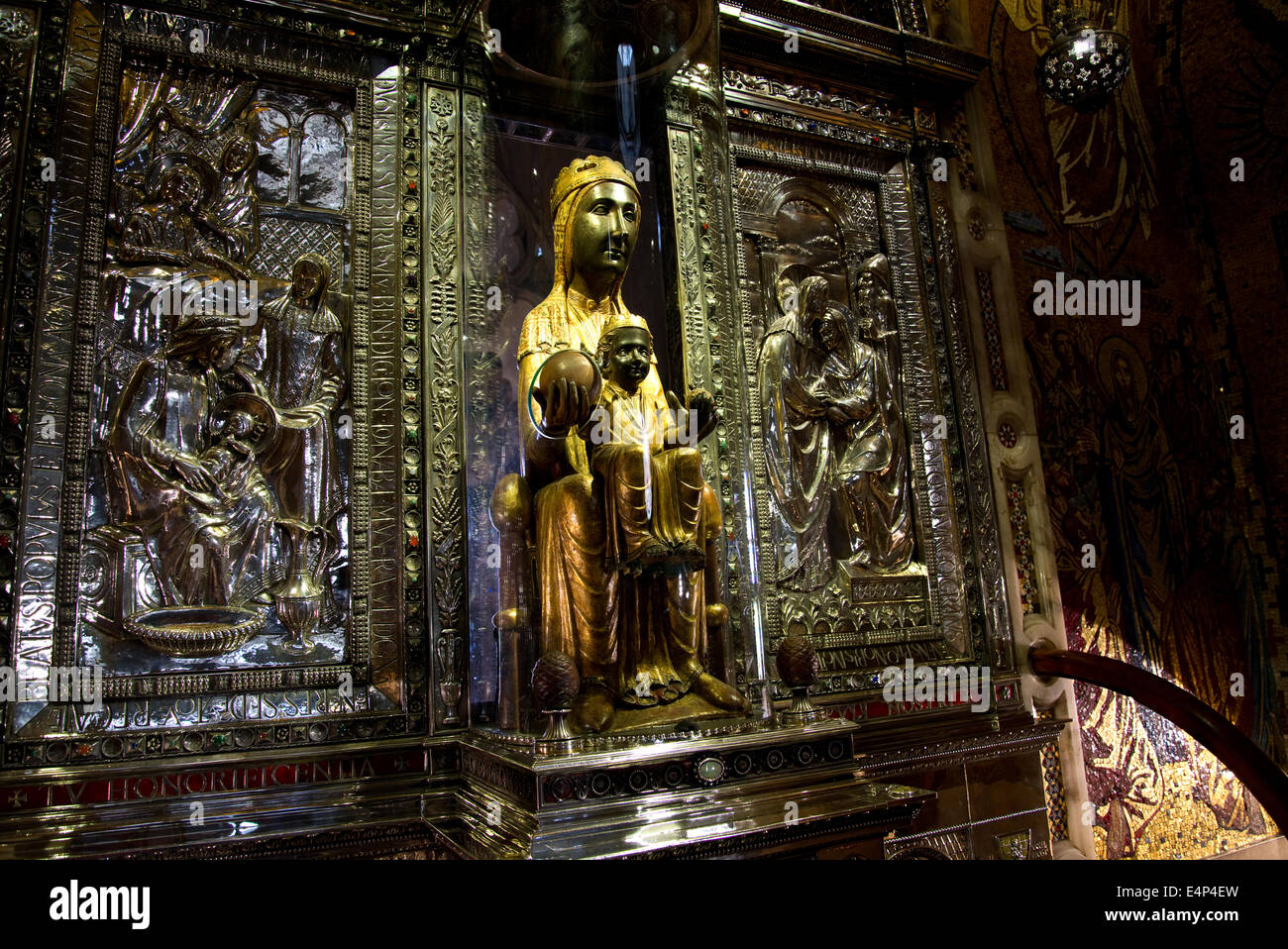 La Madonna Nera Dove Si Trova Montserrat è un multi-picco montagna in Spagna dove si trova l'Abbazia