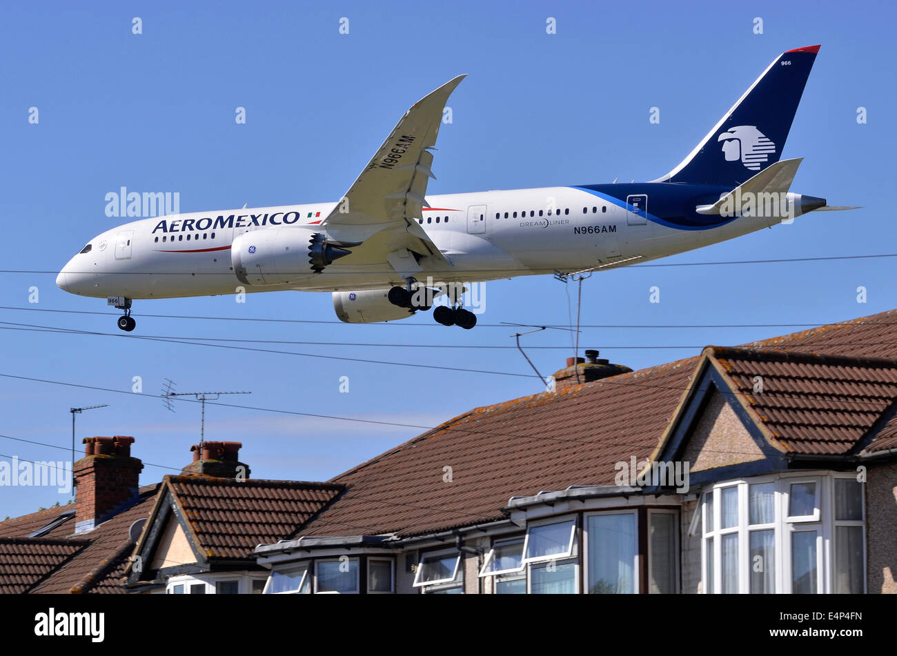 Heathrow pista approccio da parte di Boeing 787 Dreamliner, Aeromexico, piano sul basso approccio di atterraggio per l'Aeroporto Heathrow di Londra, Regno Unito, con il Mirto Avenue case in primo piano. Foto Stock