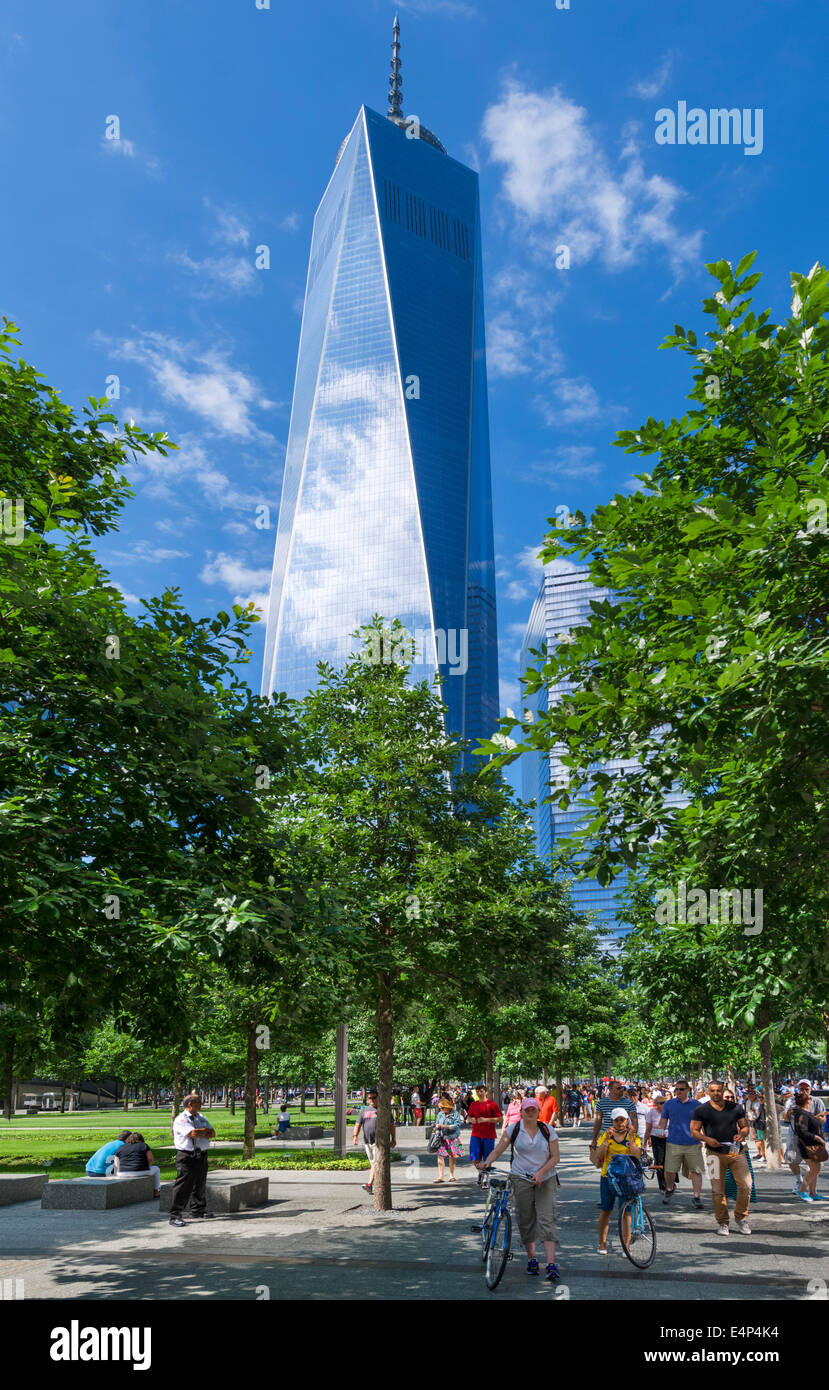 La città di New York. One World Trade Center (il "Freedom Tower") visto dal National September 11 Memorial, Manhattan NYC, Nrew New York City, NY, STATI UNITI D'AMERICA Foto Stock