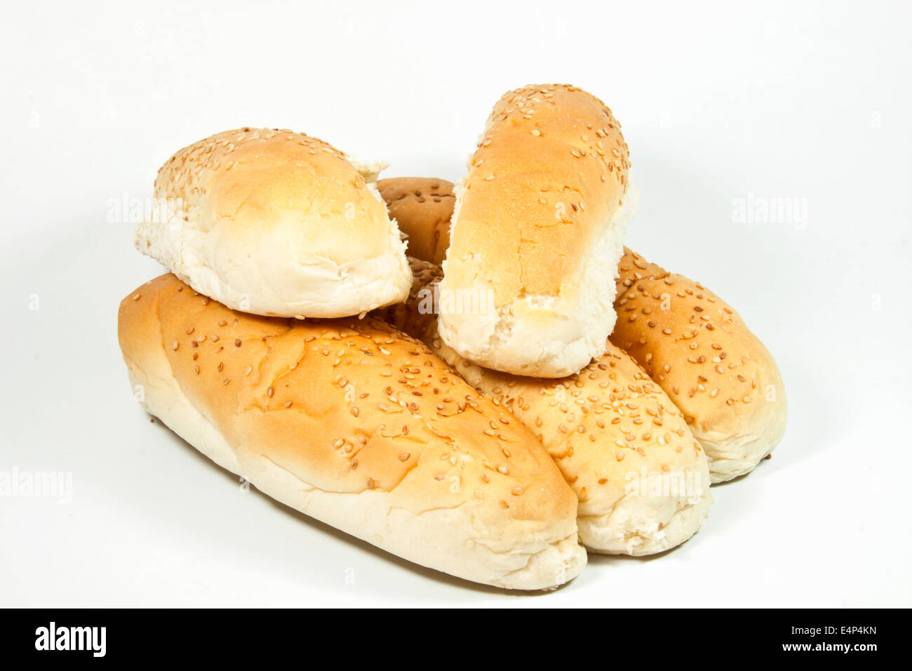 Cinque seminate di pane bianco rotoli su sfondo bianco Foto Stock