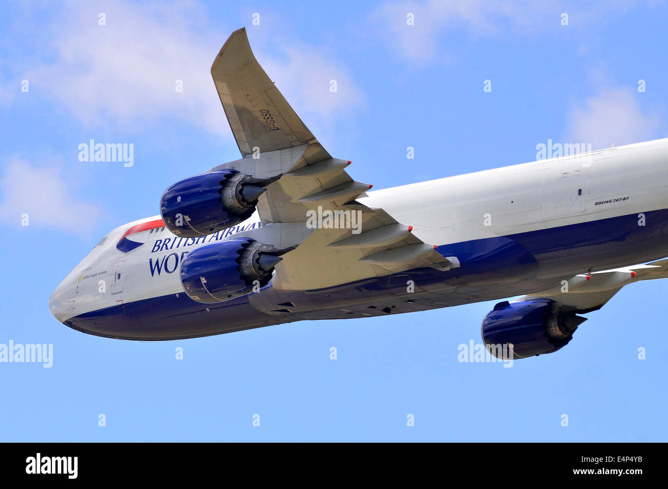 Boeing 747-8F azionato da globale di sistemi di alimentazione a nome di British Airways World Cargo facendo una bassa flypast a Duxford Airshow di Foto Stock
