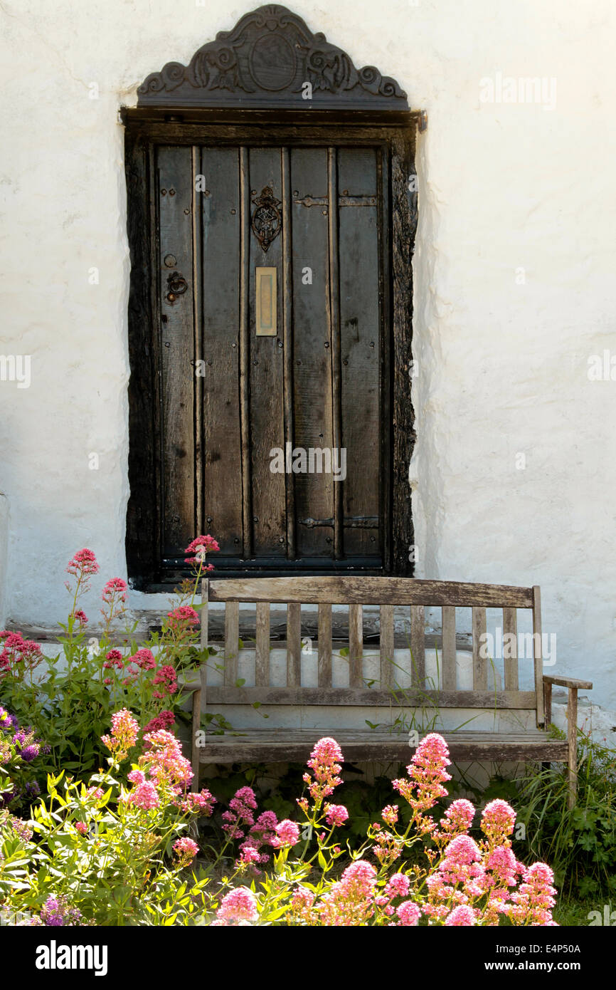 La struttura di legno porta e sede su sfondo bianco Foto Stock
