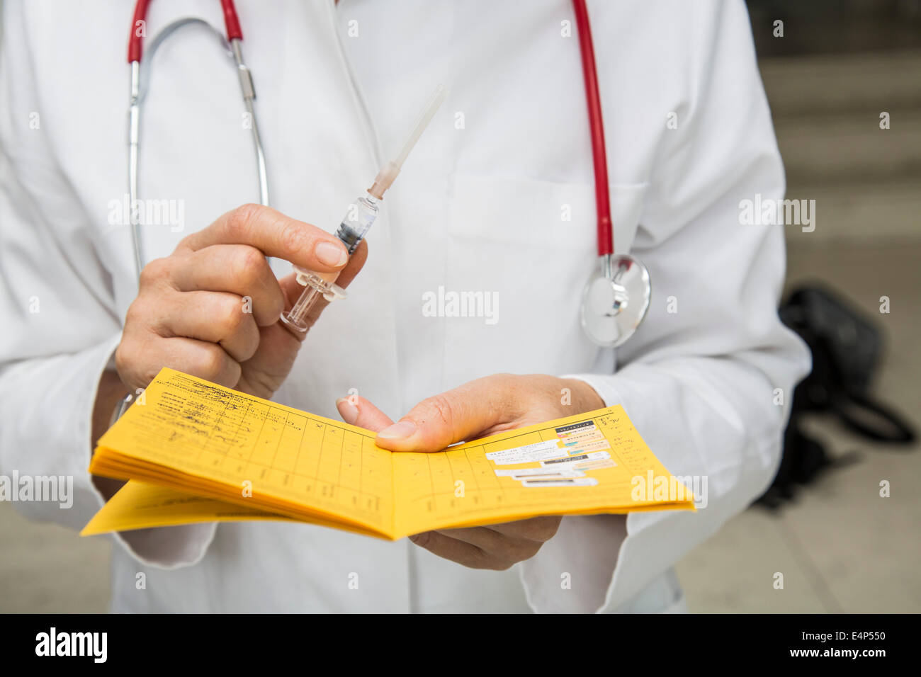 Certificato di vaccinazione con siringa, imballaggi monouso, la vaccinazione di richiamo contro difterite, tetano e pertosse Foto Stock