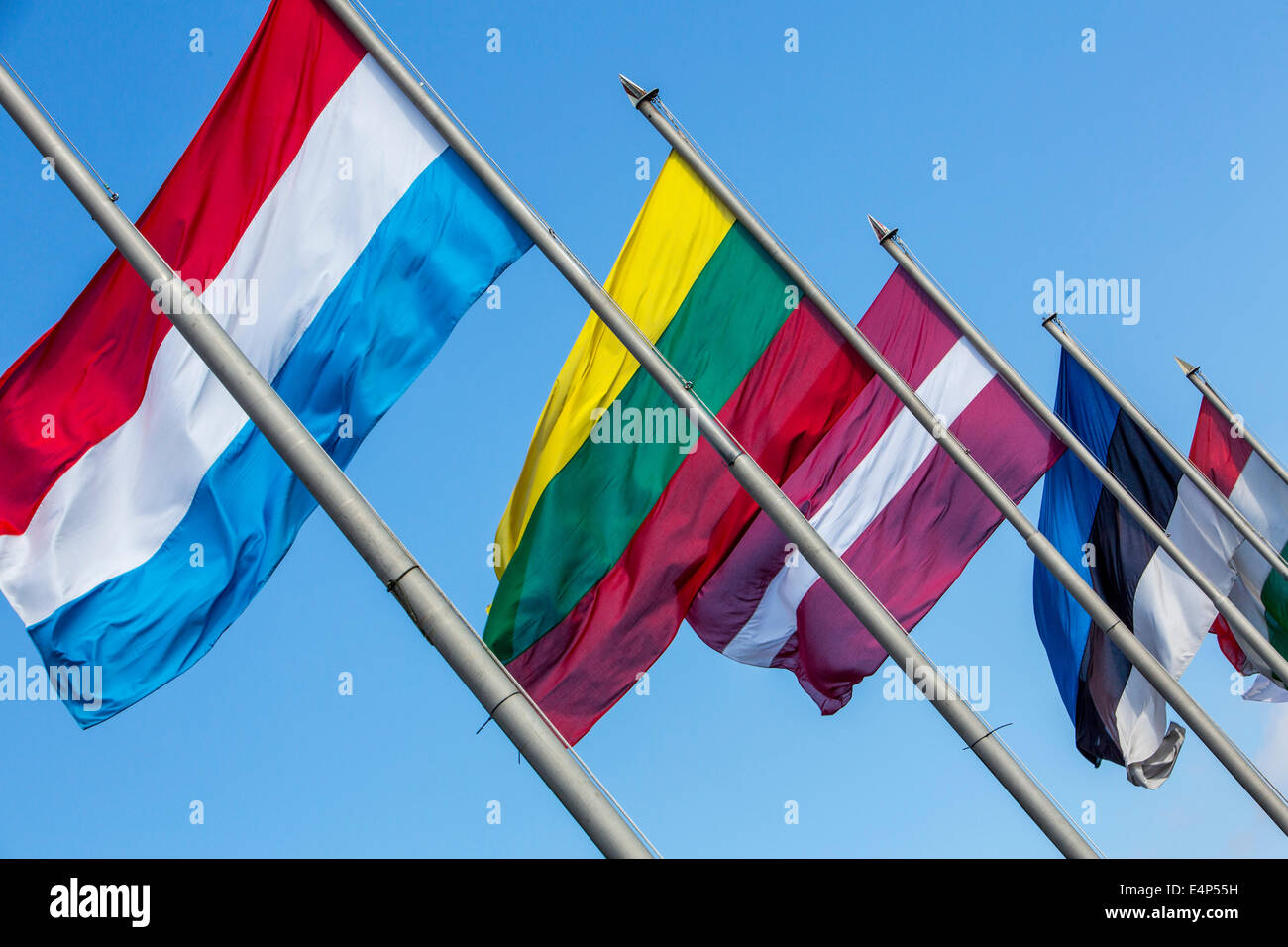 Poli di bandiera con le bandiere dei vari paesi europei, Foto Stock
