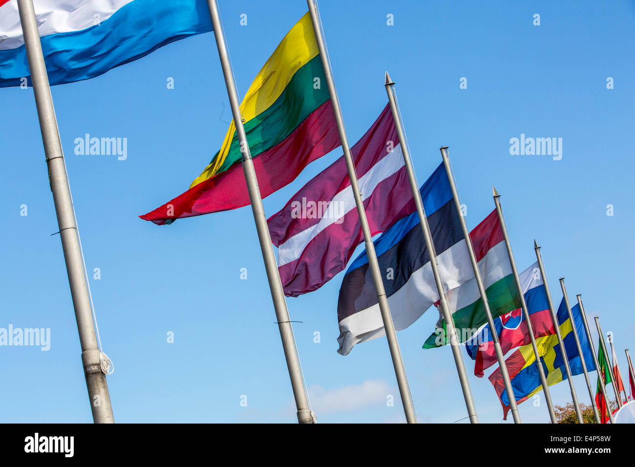 Poli di bandiera con le bandiere dei vari paesi europei, Foto Stock