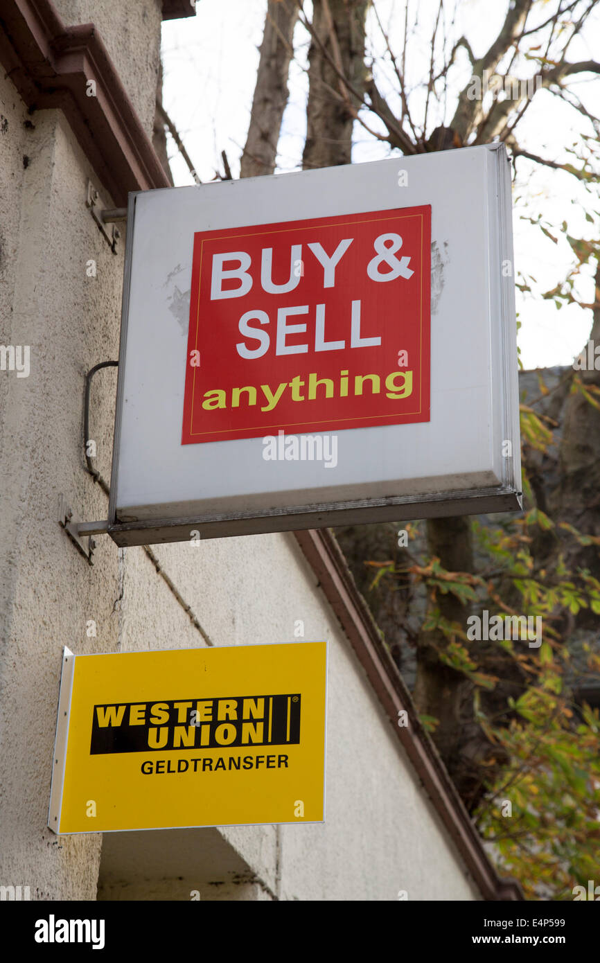 Cartello di un negozio dove è possibile comprare e vendere qualsiasi cosa, di trasferimento di denaro di Western Union, Foto Stock