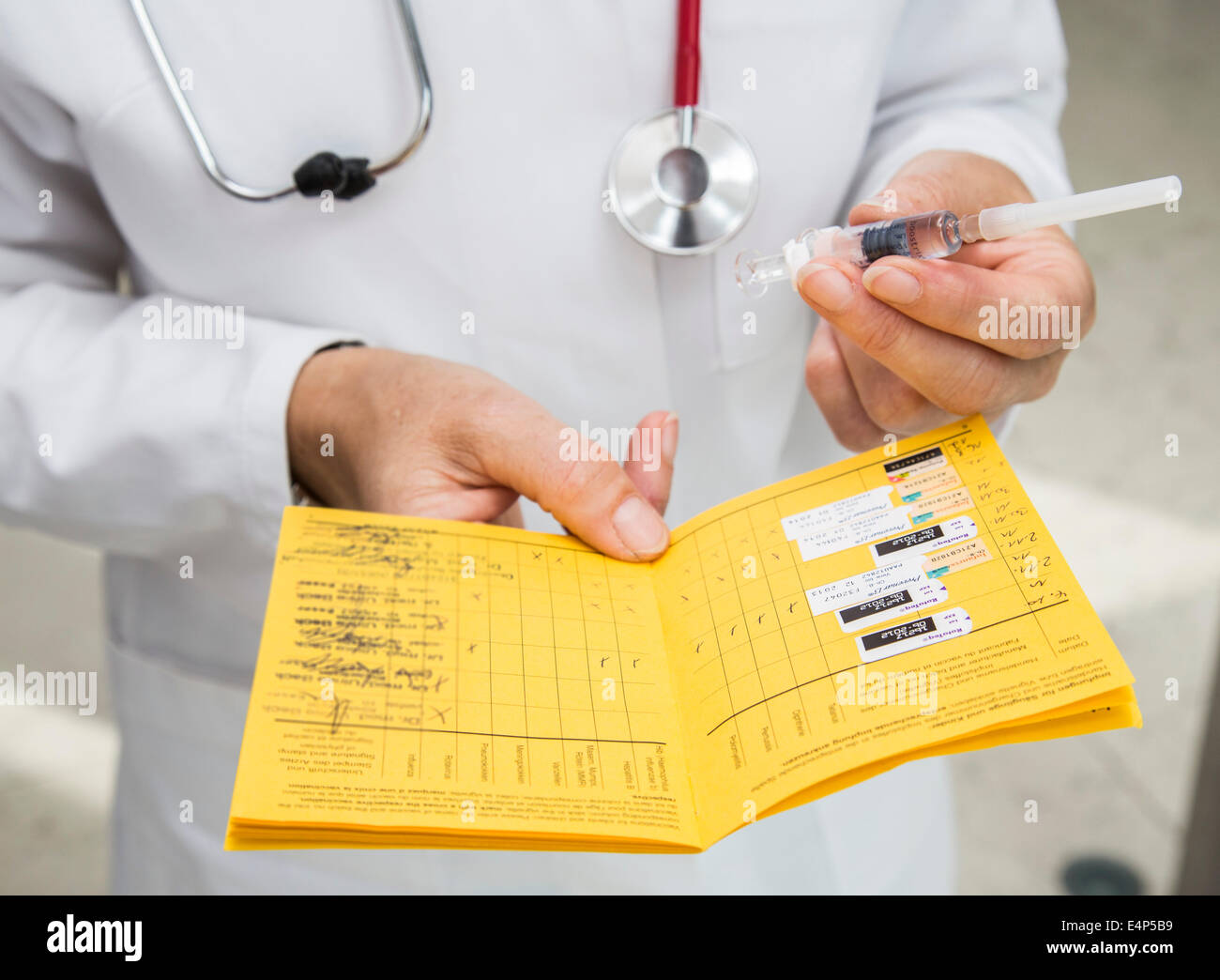 Certificato di vaccinazione con siringa, imballaggi monouso, la vaccinazione di richiamo contro difterite, tetano e pertosse Foto Stock