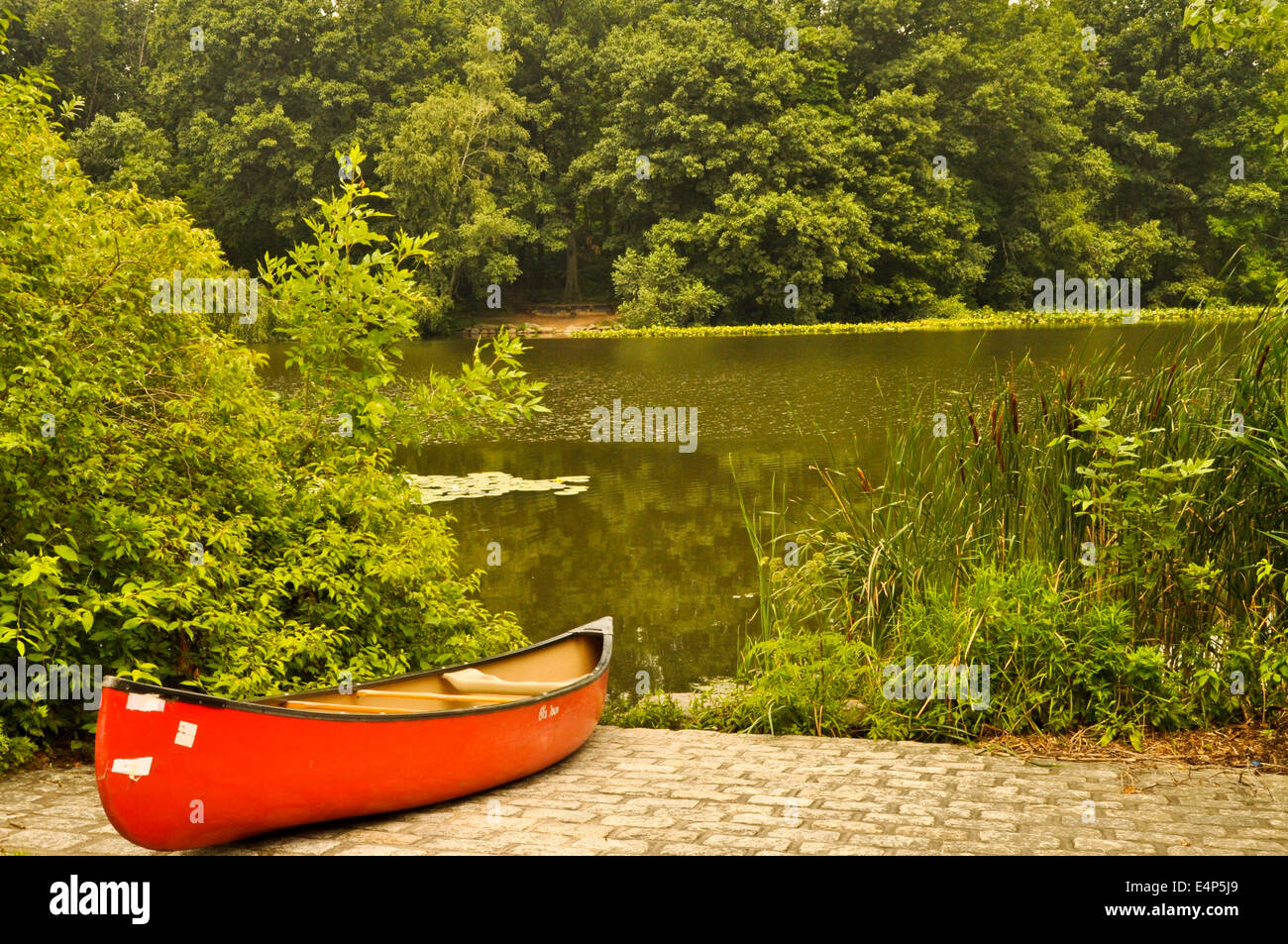 Gite in barca sul lago durante l'estate è rinfrescante per rilassarsi. La maggior parte di acqua calma e pacifica, tranquilli dintorni. Foto Stock